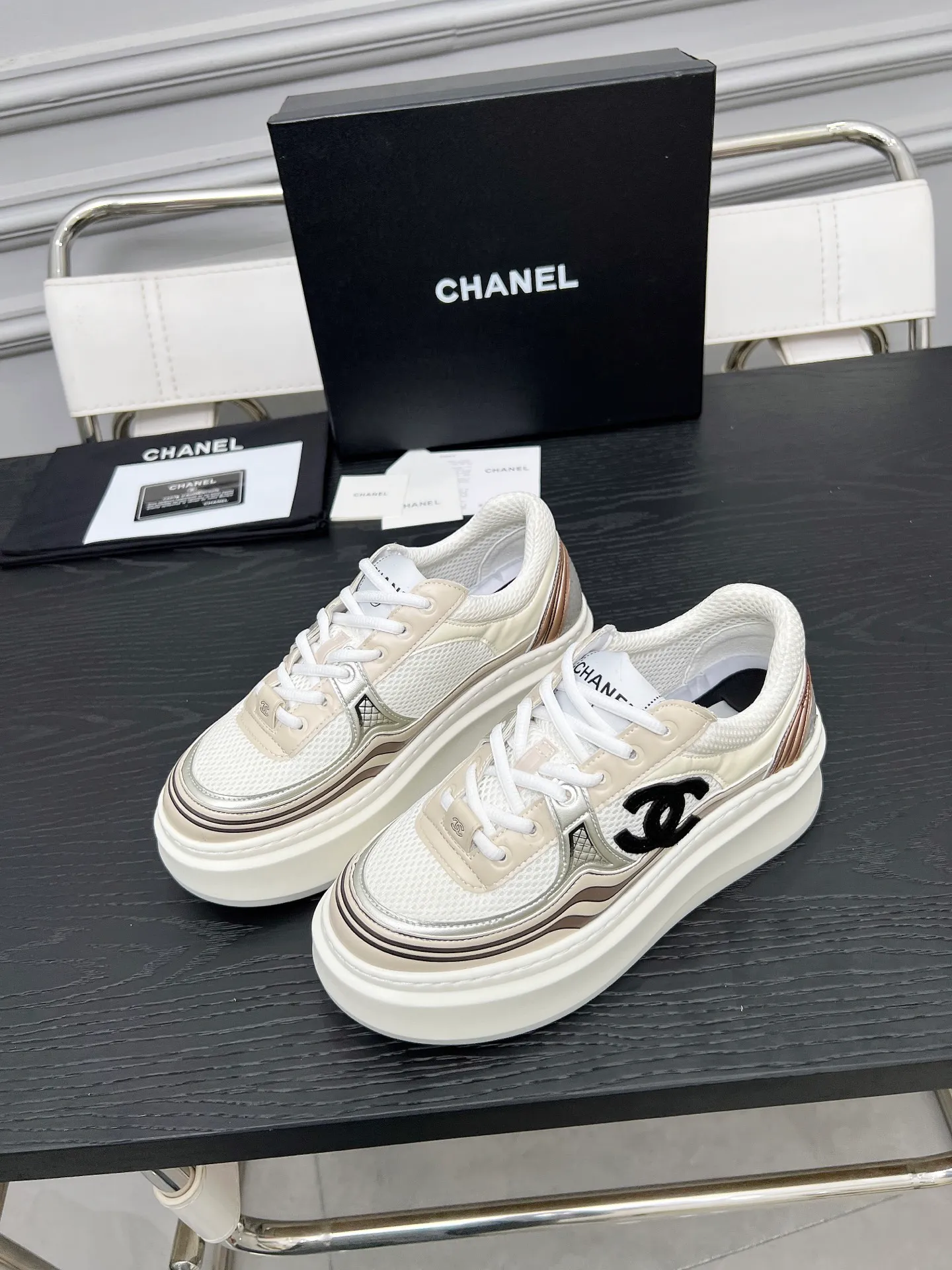 💕💕Factory direct selling price p640💕💕 chanel 2025 resort series latest casual sports shoes silver white, gold white, silver gray, black and red! Incomparably beautiful and easy to wear, very light, the lining is also super soft, super comfortable, the upper is breathable, the color is high-end and durable, versatile. Upper: cowhide and cloth stitching. Inner: breathable mesh. Original foam combination outsole. Size: 35-40.